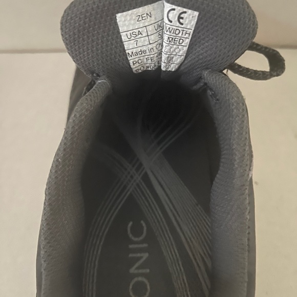 Vionic walking shoe - Picture 5 of 5
